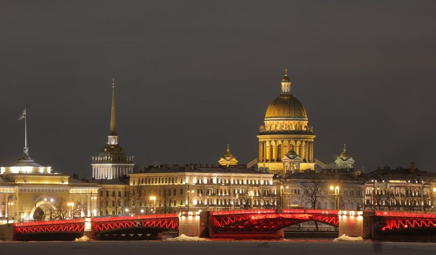Rusya'nın Saray Köprüsü Çin Yeni Yılı için kırmızı ışıklarla aydınlatıldı