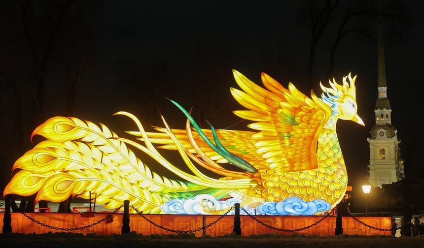 Rusya'nın St. Petersburg kenti geleneksel Çin figürleriyle aydınlatıldı