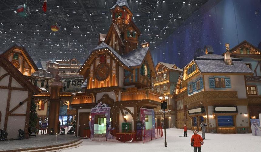 Shanghai'daki kapalı buz ve kar dünyası ziyaretçilerden yoğun ilgi görüyor