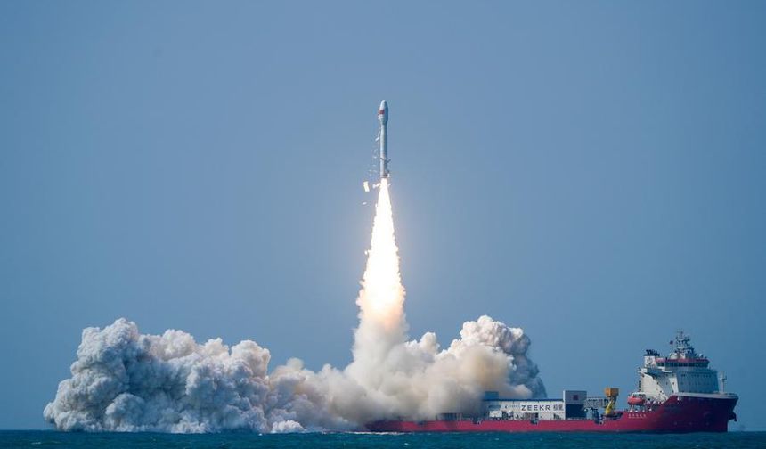 Çin, denizden fırlattığı Smart Dragon-3 roketiyle uzaya 7 uydu gönderdi