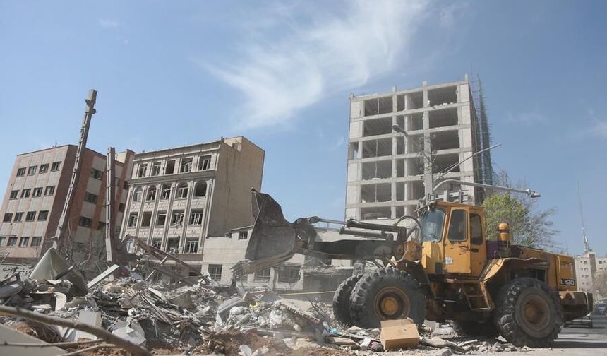 ABD-İsrail saldırıları Tahran'da çok sayıda binayı enkaza çevirdi