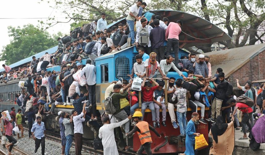Bangladeş'te Ramazan Bayramı öncesi tren istasyonlarında büyük yoğunluk yaşanıyor