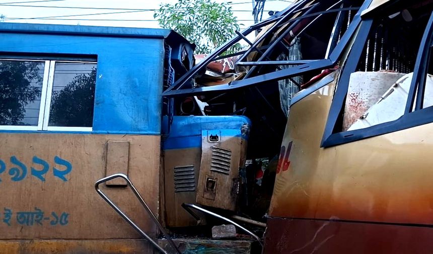 Bangladeş'te tren ile otobüs çarpıştı: En az 12 ölü, 20 yaralı