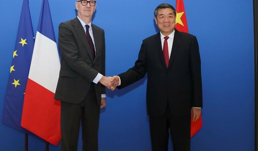 Çin Başbakan Yardımcısı He ve Fransa Maliye Bakanı Lescure, Paris'te ekonomik işbirliğini ele aldı