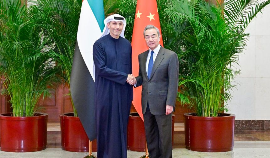 Çin Dışişleri Bakanı, BAE Devlet Başkanı'nın Çin Özel Temsilcisi ile görüştü