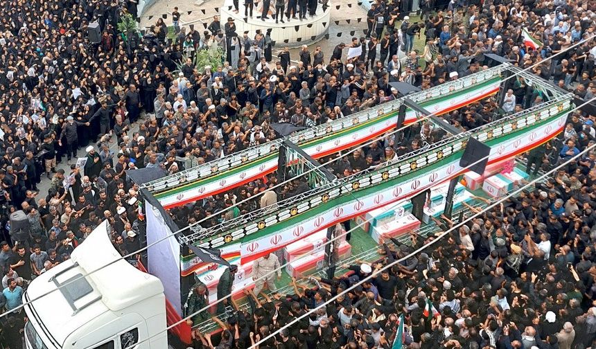 İran'da ilkokulu hedef alan ABD-İsrail saldırısında hayatını kaybedenler için cenaze töreni düzenlendi