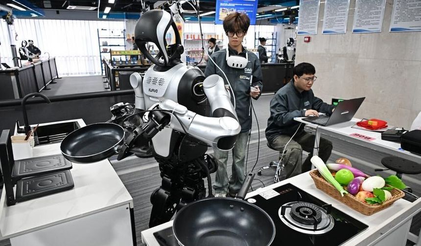 Çin'deki Qingdao İnsansı Robot Veri Eğitim Merkezi'nde insansı robotların yetenekleri geliştiriliyor
