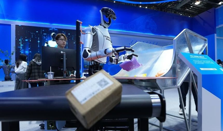 Çin'in başkenti Beijing'deki Zhongguancun Fuar Merkezi'nde 560'tan fazla teknoloji ürünü görücüye çıktı