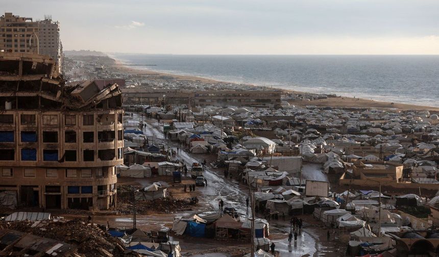 Gazze Şeridi'nde etkili olan şiddetli yağış nedeniyle yüzlerce çadır sular altında kaldı