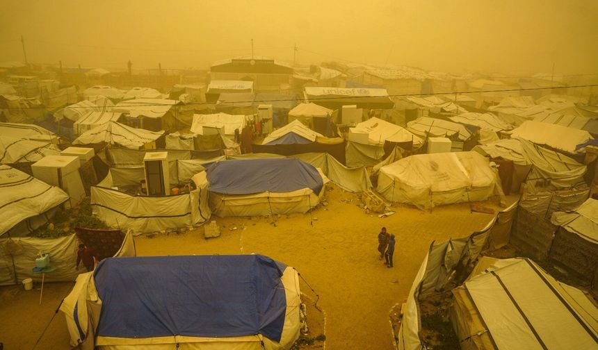 Gazze'nin batısında etkili olan kum fırtınası Filistin kampını toz bulutuyla kapladı