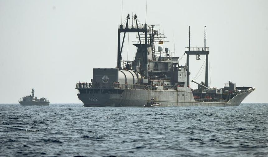 İran donanma gemisinden 204 kişi Sri Lanka'nın Kolombo Limanı'nda karaya çıkarıldı
