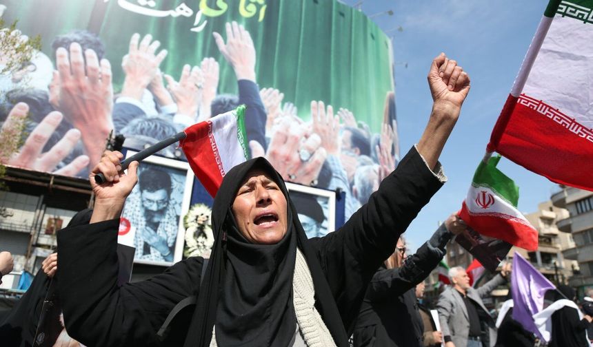 İran'da halk, ABD-İsrail saldırılarını protesto etti