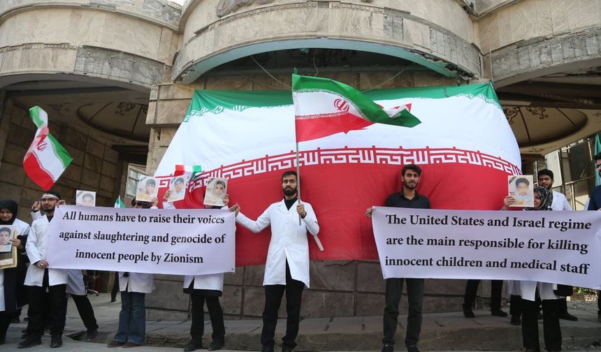 İran'da sağlık çalışanları ABD-İsrail saldırılarını protesto etti