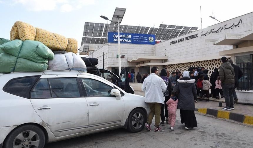 İsrail saldırıları nedeniyle Lübnan'daki Suriyeli mülteciler, ülkelerine dönmeye başladı