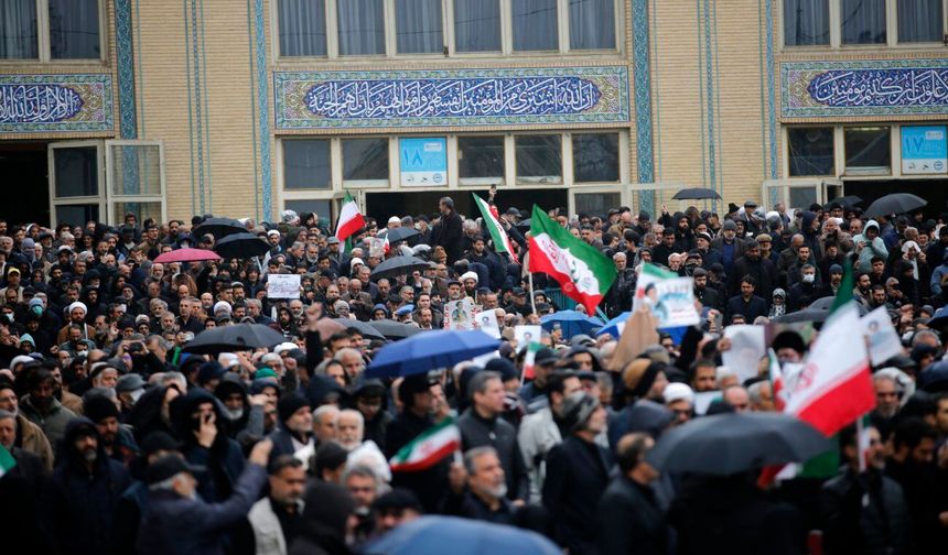 ABD-İsrail saldırısında hayatını kaybeden İran İstihbarat Bakanı Hatib için cenaze töreni düzenlendi