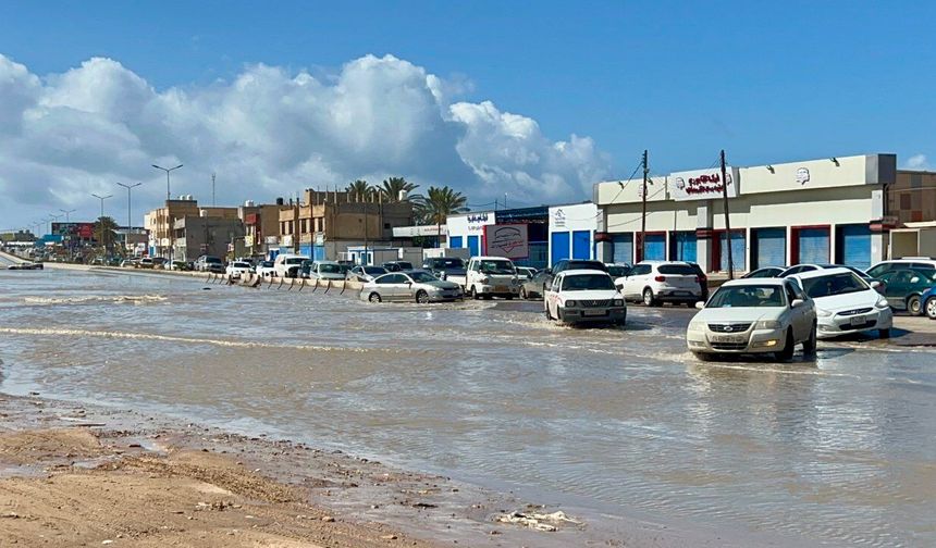 Libya'da şiddetli yağışlar nedeniyle sular altında kalan yollarda araçlar güçlükle ilerledi