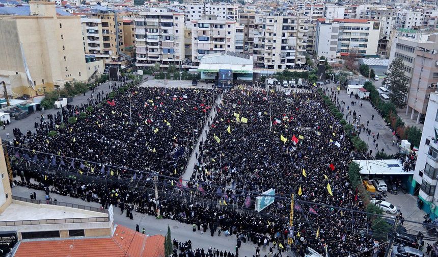 Lübnan'ın başkenti Beyrut'ta İran'a destek amacıyla protesto düzenlendi