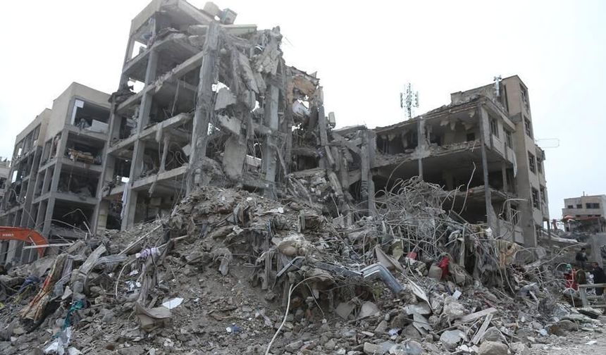 Macron: İran bölge ülkelerine saldırılarını durdurup müzakerelere başlamalı