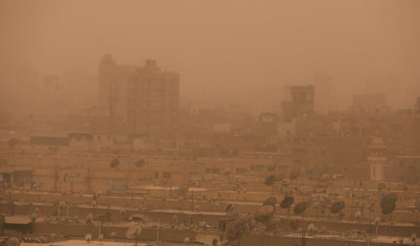 Mısır'ın başkenti Kahire'de kum fırtınası yaşamı olumsuz etkiledi