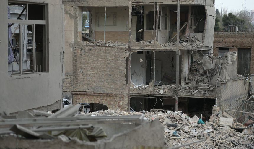 Tacikistan İran'a insani yardım gönderdi