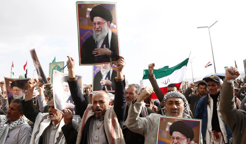 Yemen'de halk İran'a destek gösterisinde bulunmak üzere sokağa çıktı