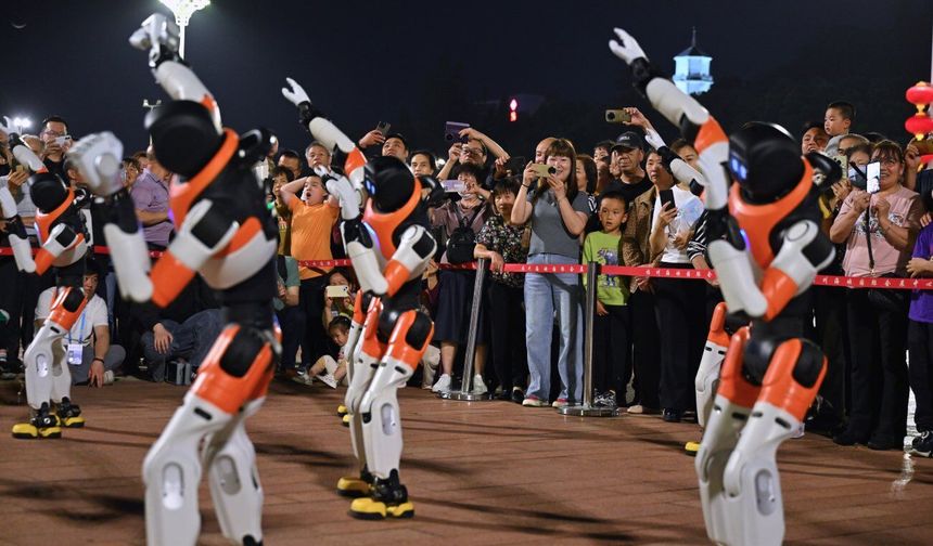 9. Dijital Çin Zirvesi öncesi robotlar dans gösterisi sahneledi
