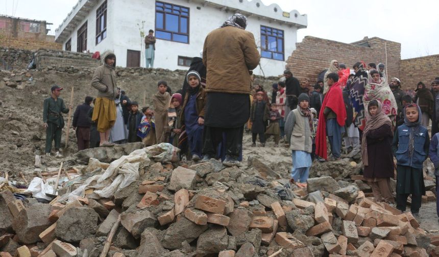Afganistan'da 5,8 büyüklüğündeki depremde hayatını kaybedenlerin sayısı 12'ye yükseldi