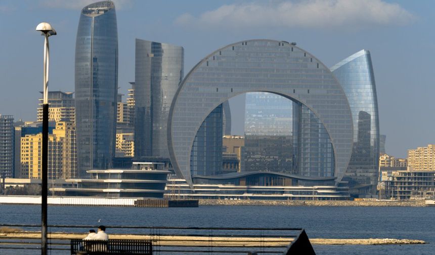 Azerbaycan İran'a üçüncü insani yardım konvoyunu gönderdi