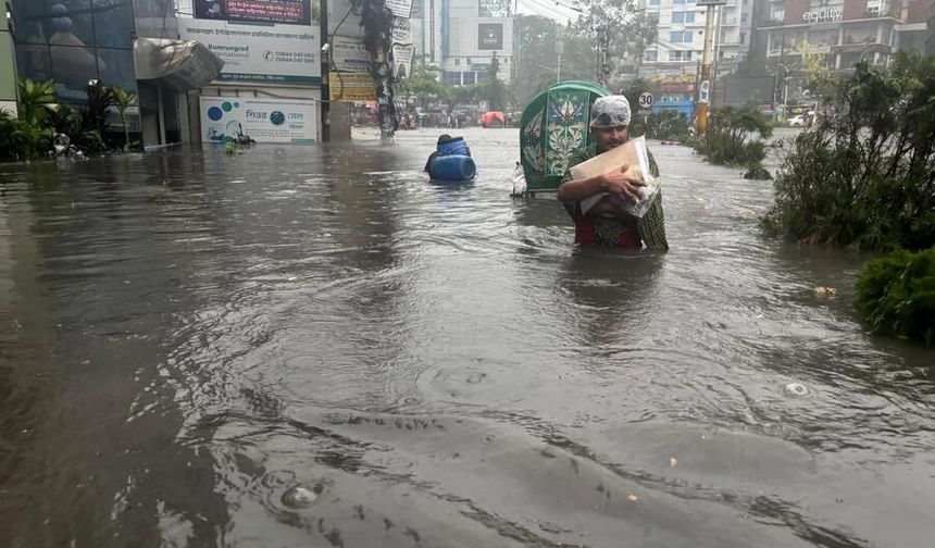 Bangladeş'te şiddetli yağışlar sonrası cadde ve sokaklar göle döndü