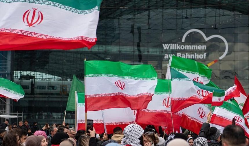 Berlin'de ABD ve İsrail'in askeri operasyonları protesto edildi