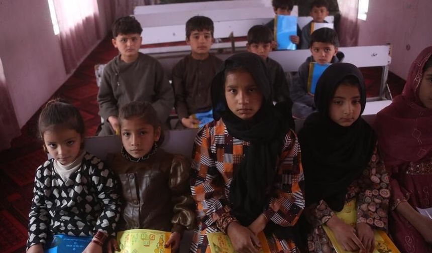 BM: Afganistan 2030'a kadar 25.000 kadın öğretmen ve sağlık çalışanını kaybedebilir