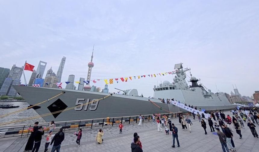 Çin Donanması, kuruluşunun 77. yıldönümü dolayısıyla savaş gemilerini ziyarete açtı