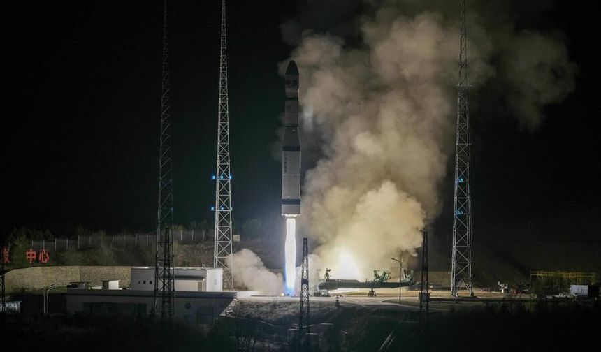 Çin, Pakistan'a ait uyduyu uzaya fırlattı