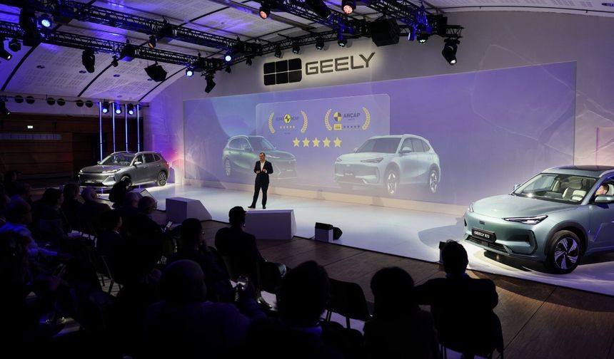 Çinli otomobil üreticisi Geely, Paris'te yeni SUV modellerini tanıttı