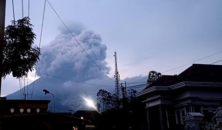 Endonezya'da Semeru Yanardağı'nda yeniden patlamalar meydana geldi