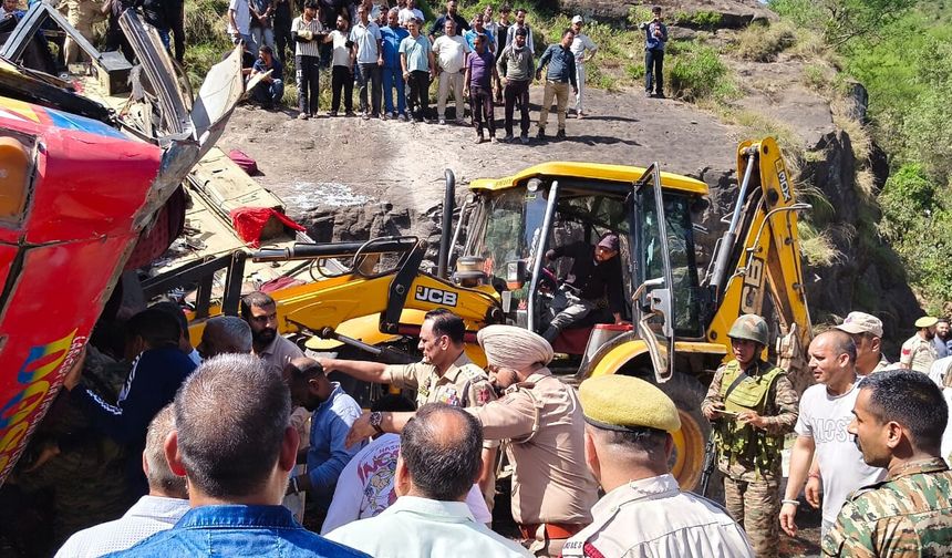 Hindistan kontrolündeki Keşmir'de otobüs kazası: 21 ölü, 61 yaralı