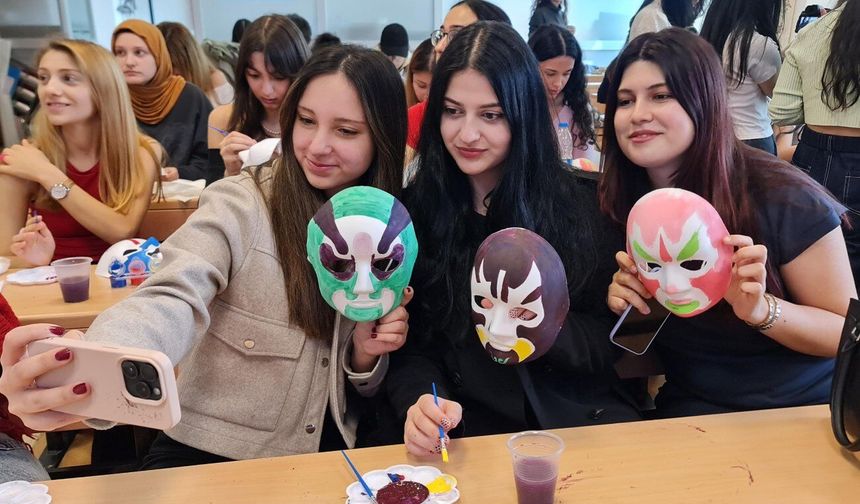 İstanbul'da üniversite öğrencileri, Pekin Operası'nın gizemli dünyasını bizzat deneyimledi