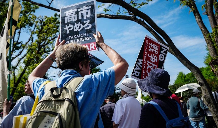 Japonya'da halk hükümetin barışçıl anayasayı değiştirme girişimlerini protesto etti