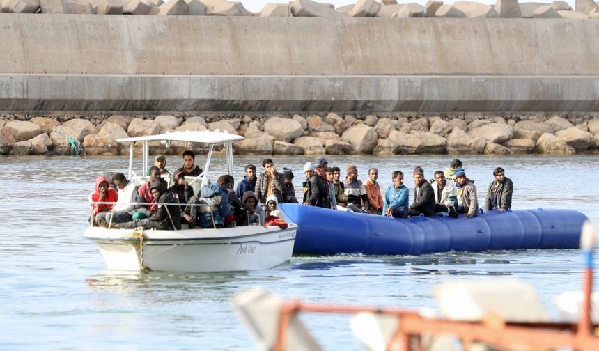 Libya açıklarında mahsur kalan 17 göçmen hayatını kaybetti