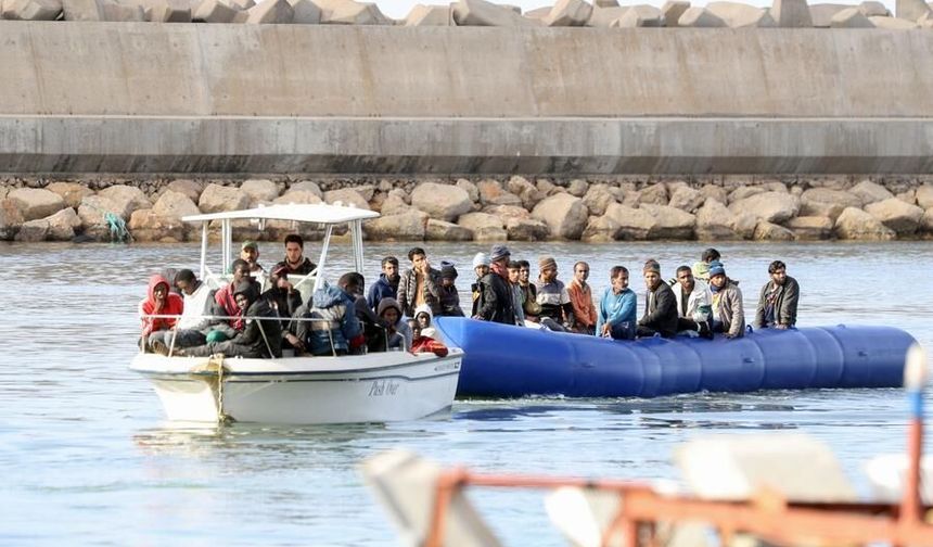 Libya: Akdeniz'de boğulma tehlikesi yaşayan 404 göçmeni kurtardık