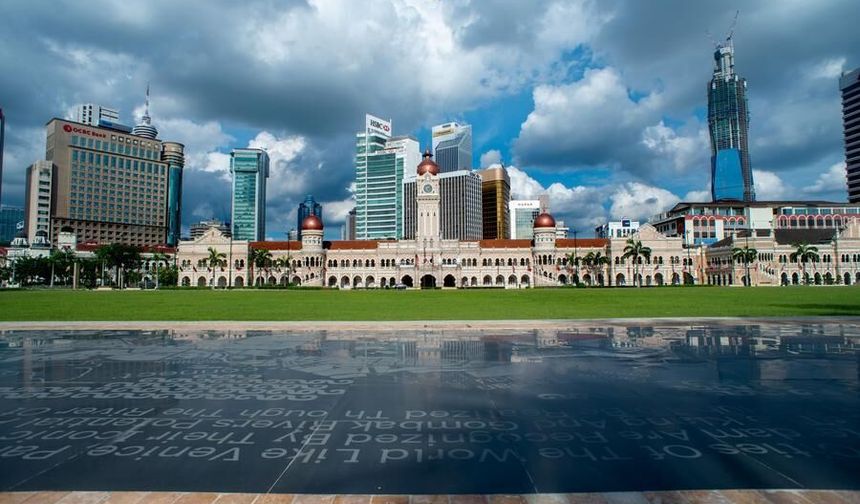 Malezya'da artan yakıt fiyatları nedeniyle memurlar için evden çalışma uygulaması başlatıldı