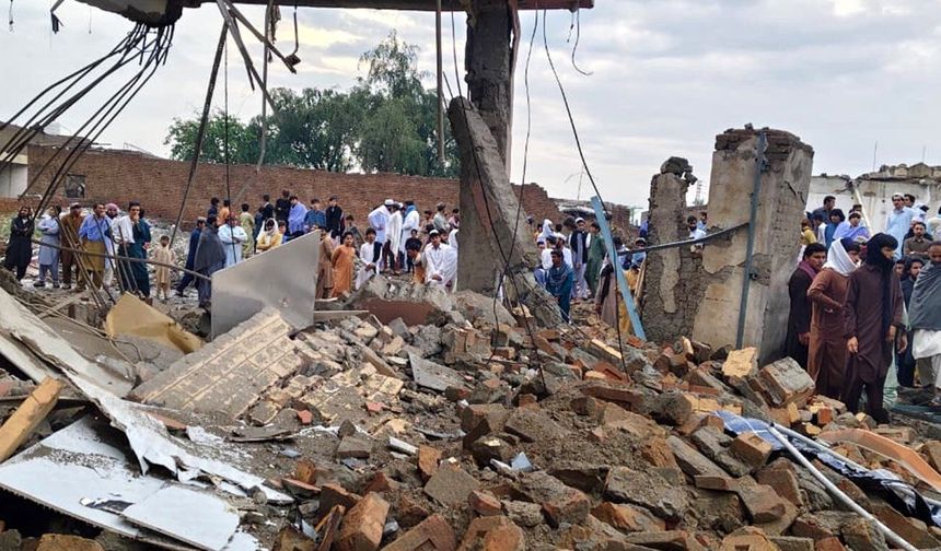 Pakistan'da polis karakolu yakınında bomba yüklü araç patlatıldı: 5 ölü