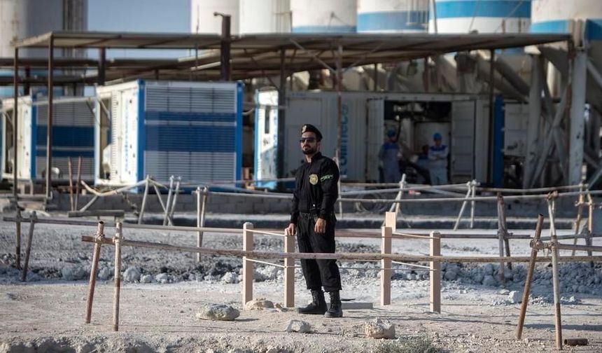 Rus nükleer enerji şirketi Rosatom, İran'daki personelini tahliye etmeye başladı