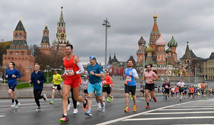 Rusya'da düzenlenen Moskova Yarı Maratonu'nda koşucular kıyasıya yarıştı