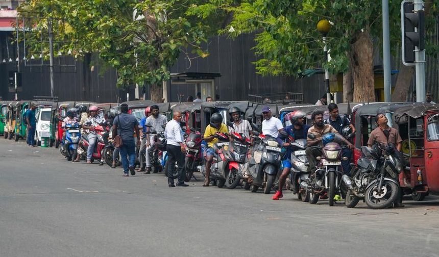 Sri Lanka benzinli araçlara getirilen kota uygulamasını tatil döneminde askıya aldı