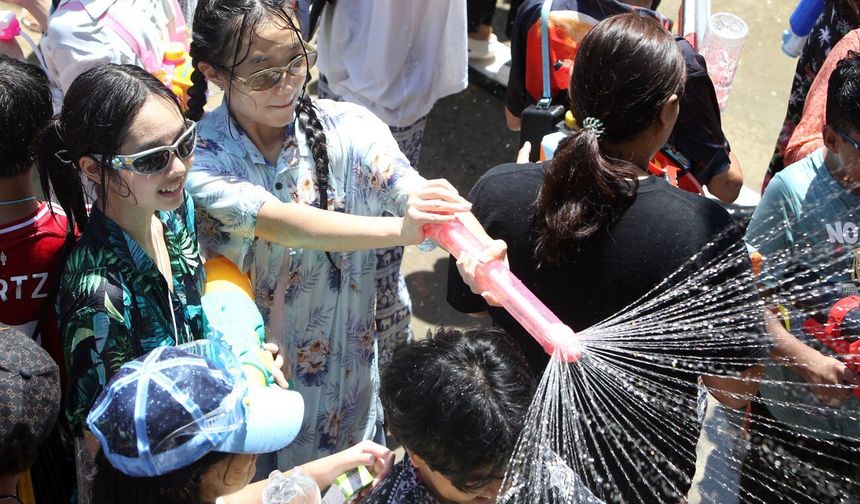 Tayland'da su sıçratma festivali eğlenceli görüntülere sahne oldu