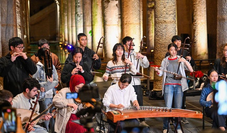 Türk ve Çinli öğrenciler, Yerebatan Sarnıcı'nda Çin halk müziği performansı sergiledi