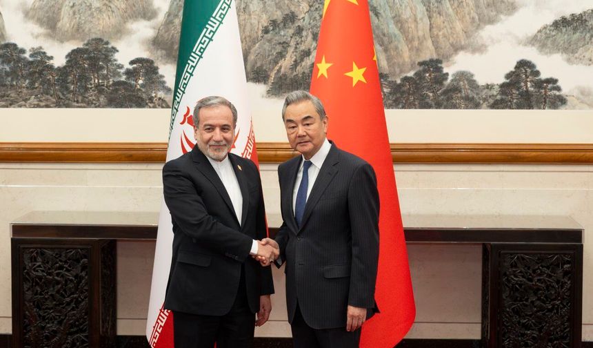 Çin Dışişleri Bakanı Wang, Beijing'de İran Dışişleri Bakanı Erakçi ile görüştü