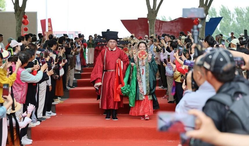 Çin'de 14 çift toplu nikah töreniyle dünya evine girdi