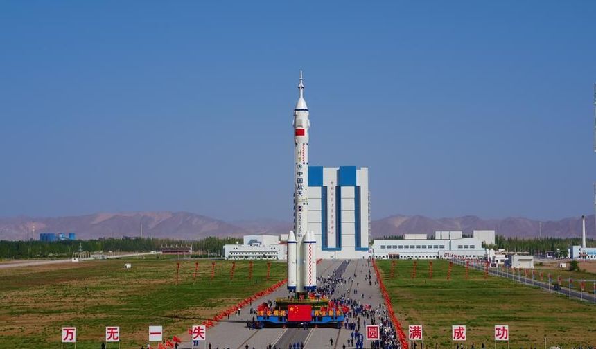 Çin'in Shenzhou-23 mürettebatlı uzay aracı fırlatma sahasına nakledildi